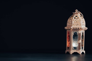 Ramazan Kareem geçmişi. Gece parlayan süslemeli Arap feneri.