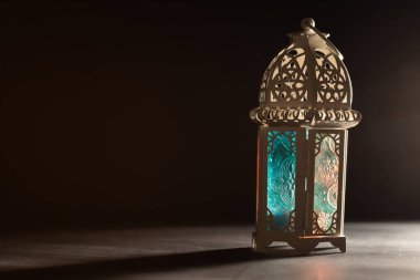 Ramazan Kareem geçmişi. Gece parlayan süslemeli Arap feneri.