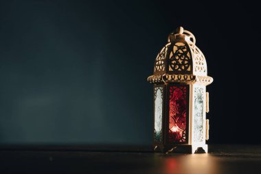 Ramazan Kareem geçmişi. Gece parlayan süslemeli Arap feneri.