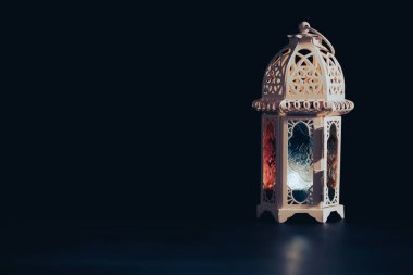 Ramazan Kareem geçmişi. Gece parlayan süslemeli Arap feneri.