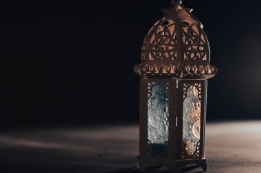 Ramazan Kareem geçmişi. Gece parlayan süslemeli Arap feneri.