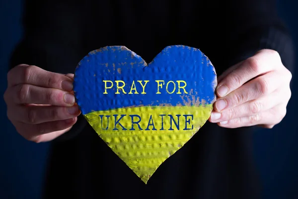 Bandeira Forma Coração Ucrânia Mãos Femininas Ore Pelo Texto Ucrânia — Fotografia de Stock