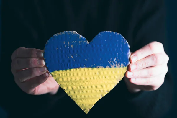 Drapeau Forme Coeur Ukraine Entre Les Mains Des Femmes Concept — Photo