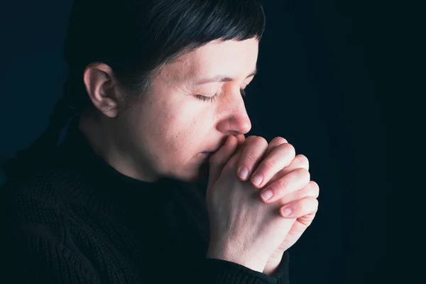 Mujer Joven Religiosa Rezando Dios Sobre Fondo Oscuro — Foto de Stock