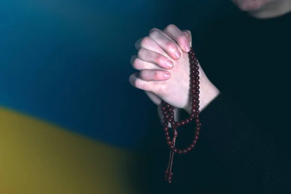 Wanita Menyedihkan Dengan Bendera Ukraina Latar Belakang Berdoa Konsep Berdiri — Stok Foto