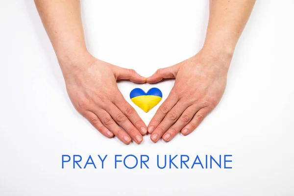 Szív Alakú Zászló Ukrajna Női Kezekben Imádkozz Ukrajna Szövegét Ukrán — Stock Fotó