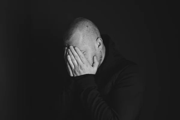 Triste Hombre Sentado Cuarto Oscuro Concepto Depresión Ansiedad — Foto de Stock