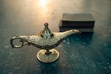 Müslümanlar için Ramazan Kareem tebrik kartı. İçinde Aladdin 'in dilek ve Kuran lambasının bulunduğu kutsal ay.