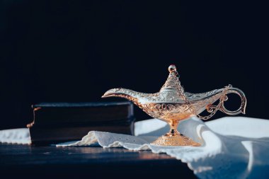 Müslümanlar için Ramazan Kareem tebrik kartı. İçinde Aladdin 'in dilek ve Kuran lambasının bulunduğu kutsal ay.