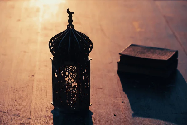 ラマダーン カレームの背景 夜に輝く装飾的なアラビア語の提灯とクルアーンの聖なる書 — ストック写真