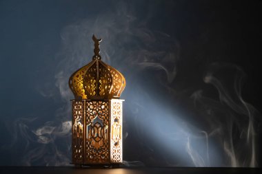 Ramazan Kareem geçmişi. Gece parlayan süslemeli Arap feneri.