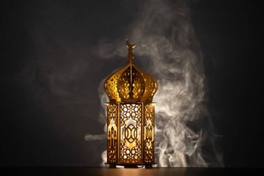 Ramazan Kareem geçmişi. Gece parlayan süslemeli Arap feneri.