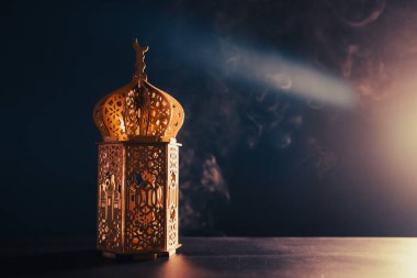 Ramazan Kareem geçmişi. Gece parlayan süslemeli Arap feneri.
