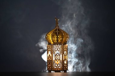 Ramazan Kareem geçmişi. Gece parlayan süslemeli Arap feneri.
