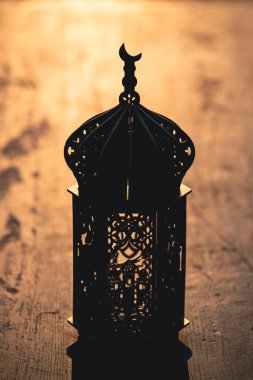 Ramazan Kareem geçmişi. Günbatımında eski ahşap arka planda süslemeli Arap feneri