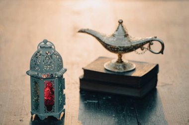 Ramazan Kareem geçmişi. Gecenin karanlığında parlayan süslemeli Arapça fener ve kutsal Kuran..