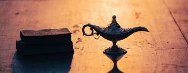 Ramazan Kareem, Müslümanların kutsal ayının bayrağını dilek lambası ve Kuran ile kutluyor.