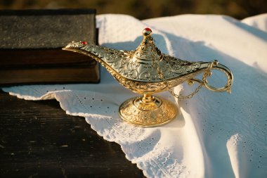 Müslümanlar için Ramazan Kareem tebrik kartı. İçinde Aladdin 'in dilek ve Kuran lambasının bulunduğu kutsal ay.