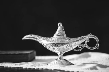 Müslümanlar için Ramazan Kareem tebrik kartı. İçinde Aladdin 'in dilek ve Kuran lambasının bulunduğu kutsal ay.