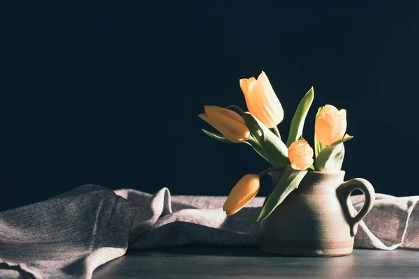 Stilleven Met Boeket Gele Tulpenbloemen Oude Vintage Kruik Lichtstraal Donkere — Stockfoto