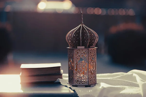 ラマダーン カレームの背景 夜に輝くアラビア語のランタンとクルアーンの聖なる書 — ストック写真