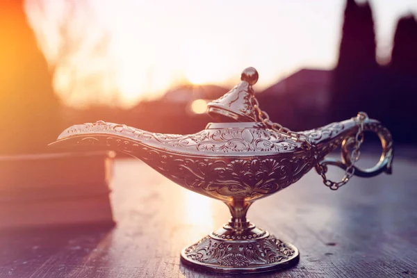 Ramazan Kareem, Müslüman kutsal ayı kutlayan tebrik kartı ve Aladdin 'in dilek lambası.