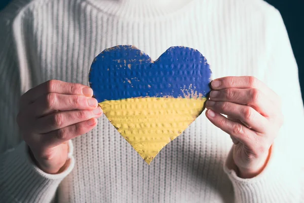 Bandera Forma Corazón Ucrania Manos Femeninas Concepto Solidaridad Con Los —  Fotos de Stock