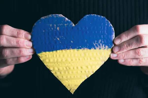 Steagul Formă Inimă Ucrainei Mâinile Femeilor Conceptul Solidaritate Cetățenii Ucrainei — Fotografie, imagine de stoc