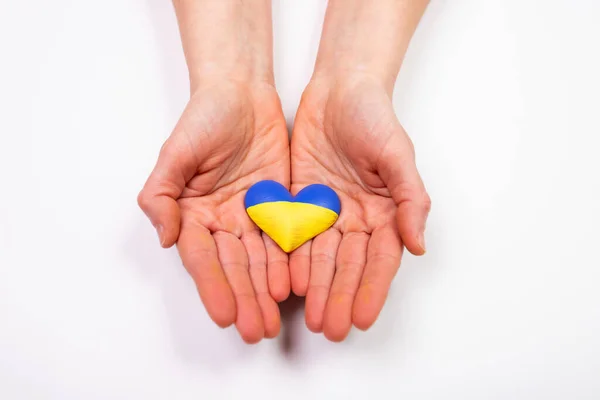 Bandiera Forma Cuore Dell Ucraina Mani Femminili Concetto Solidarietà Con — Foto Stock