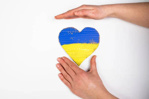 Drapeau Forme Coeur Ukraine Entre Les Mains Des Femmes Concept — Photo