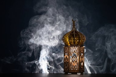 Ramazan Kareem geçmişi. Gece parlayan süslemeli Arap feneri.