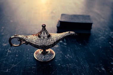 Müslümanlar için Ramazan Kareem tebrik kartı. İçinde Aladdin 'in dilek ve Kuran lambasının bulunduğu kutsal ay.