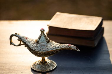 Müslümanlar için Ramazan Kareem tebrik kartı. İçinde Aladdin 'in dilek ve Kuran lambasının bulunduğu kutsal ay.