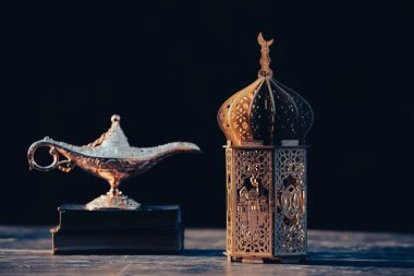 Ramazan Kareem geçmişi. Aladdin lapası, Kur 'an ve gece parlayan süslemeli Arapça fener.