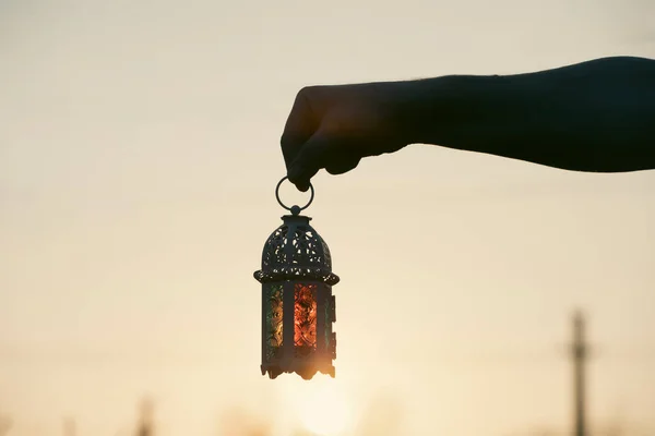 Ramadan Kareem Background Mão Segurando Lanterna Árabe Ornamental Por Sol — Fotografia de Stock