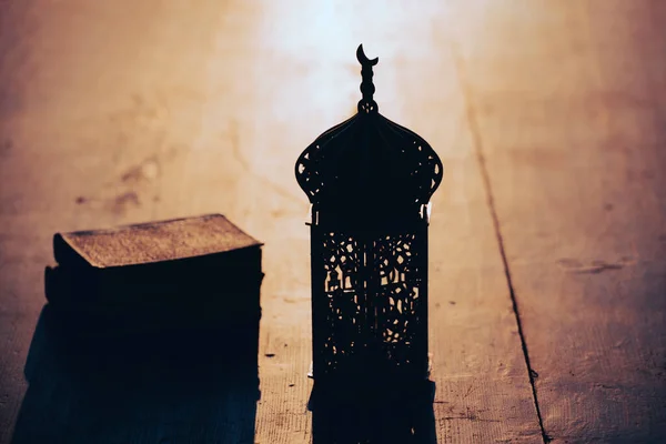 Ramadan Kareem Hintergrund Ornamentale Arabische Laterne Auf Historischem Holzgrund Sonnenuntergang — Stockfoto