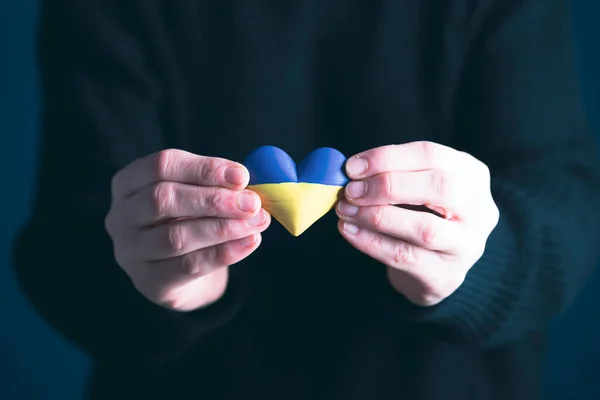 Drapeau Forme Coeur Ukraine Entre Les Mains Des Femmes Concept — Photo