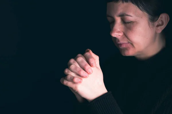종교적 여자가 어두운 배경에서 하나님 기도하는 — 스톡 사진