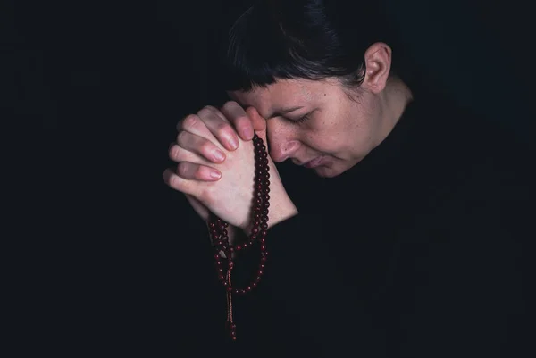 종교적 여자가 어두운 배경에서 하나님 기도하는 — 스톡 사진