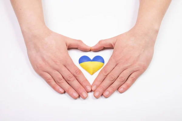 Drapeau Forme Coeur Ukraine Entre Les Mains Des Femmes Concept — Photo