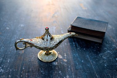 Müslümanlar için Ramazan Kareem tebrik kartı. İçinde Aladdin 'in dilek ve Kuran lambasının bulunduğu kutsal ay.