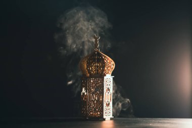 Ramazan Kareem geçmişi. Gece parlayan süslemeli Arap feneri.