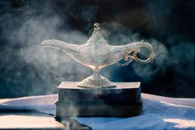 Müslümanlar için Ramazan Kareem tebrik kartı. İçinde Aladdin 'in dilek ve Kuran lambasının bulunduğu kutsal ay.