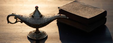 Müslümanlar için Ramazan Kareem tebrik kartı. İçinde Aladdin 'in dilek ve Kuran lambasının bulunduğu kutsal ay.