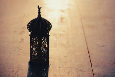 Ramazan Kareem geçmişi. Günbatımında eski ahşap arka planda süslemeli Arap feneri