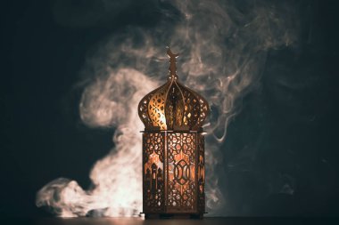 Ramazan Kareem geçmişi. Gece parlayan süslemeli Arap feneri.