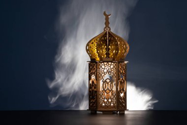 Ramazan Kareem geçmişi. Gece parlayan süslemeli Arap feneri.