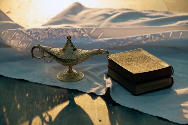 Müslümanlar için Ramazan Kareem tebrik kartı. İçinde Aladdin 'in dilek ve Kuran lambasının bulunduğu kutsal ay.