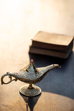 Müslümanlar için Ramazan Kareem tebrik kartı. İçinde Aladdin 'in dilek ve Kuran lambasının bulunduğu kutsal ay.