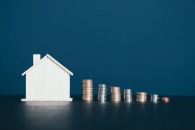 Masada fotokopi alanı olan para yığını. Emlakçı, ipotek, evin, ev kredisi konsepti.. 